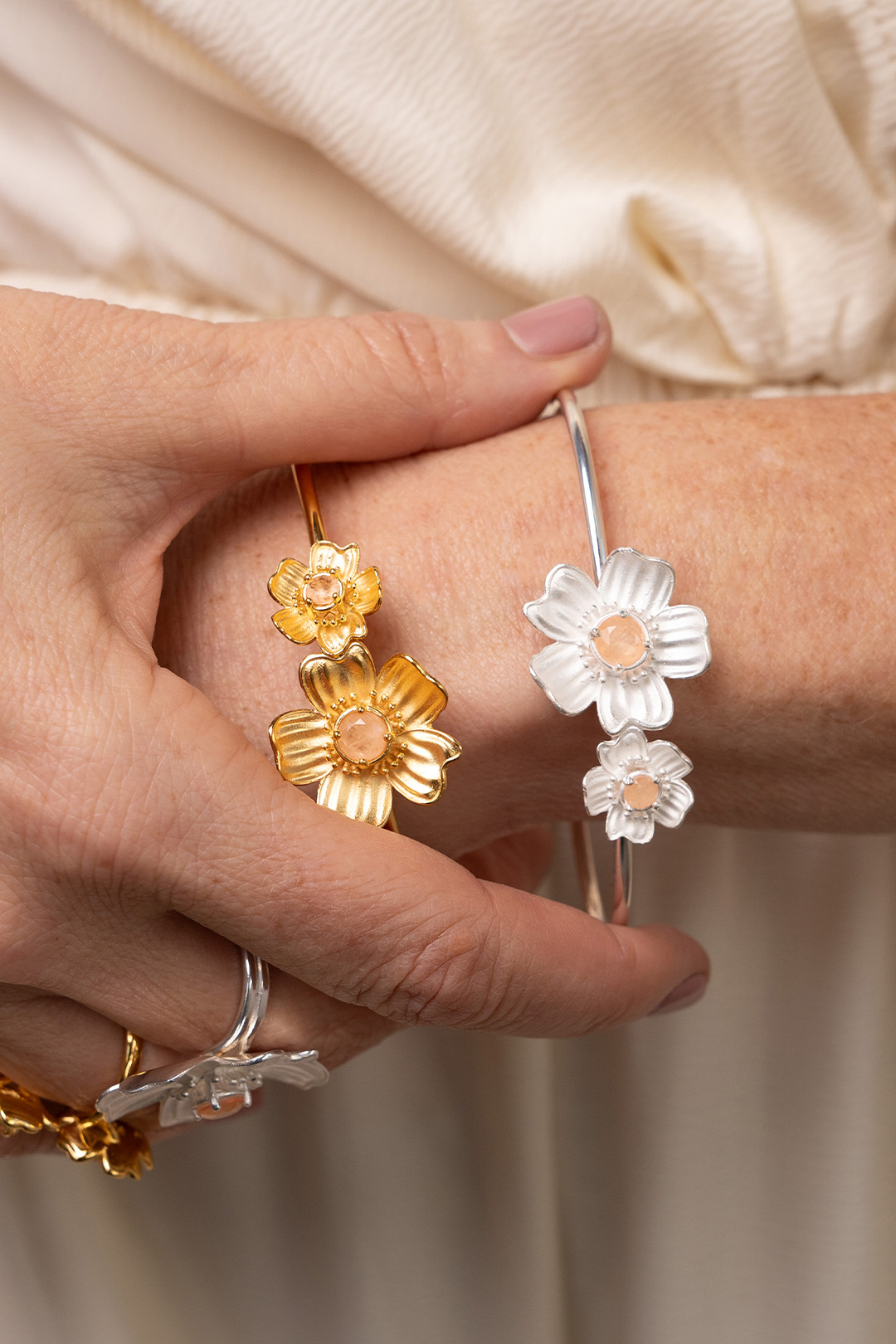 Brazalete Florecer Dos Flores con Topacio Champange - Tanya Moss