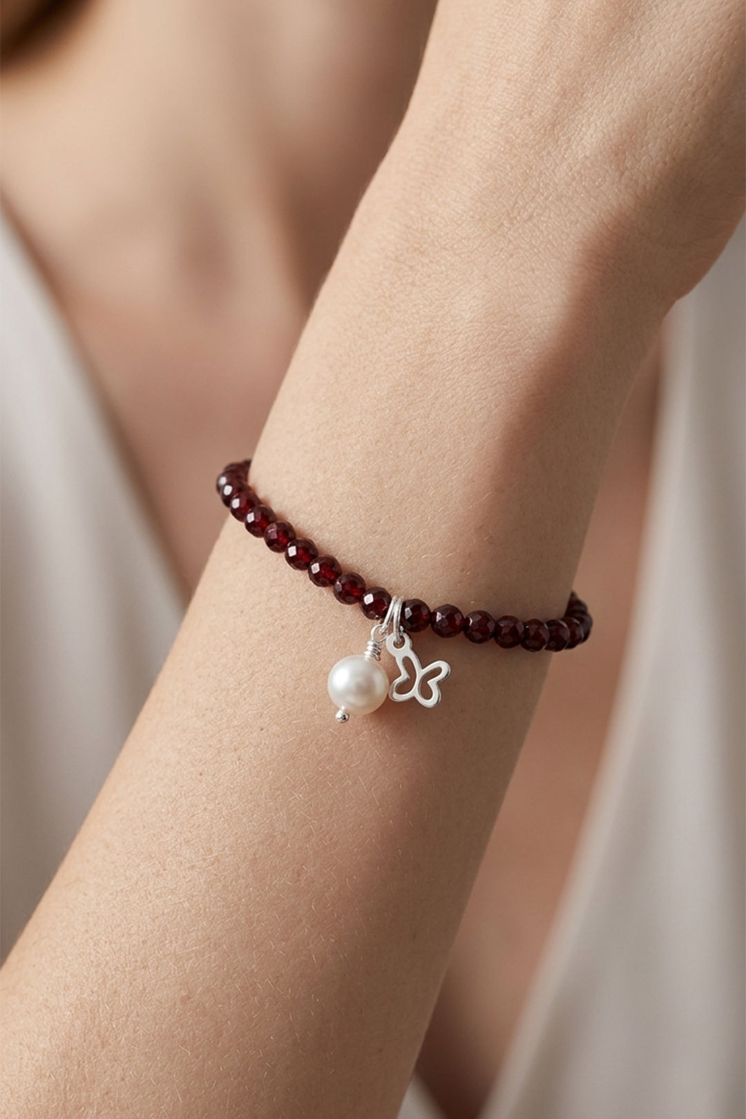 Pulsera Plata Esenciales 2026 Granate con Mariposa y Perla - Tanya Moss