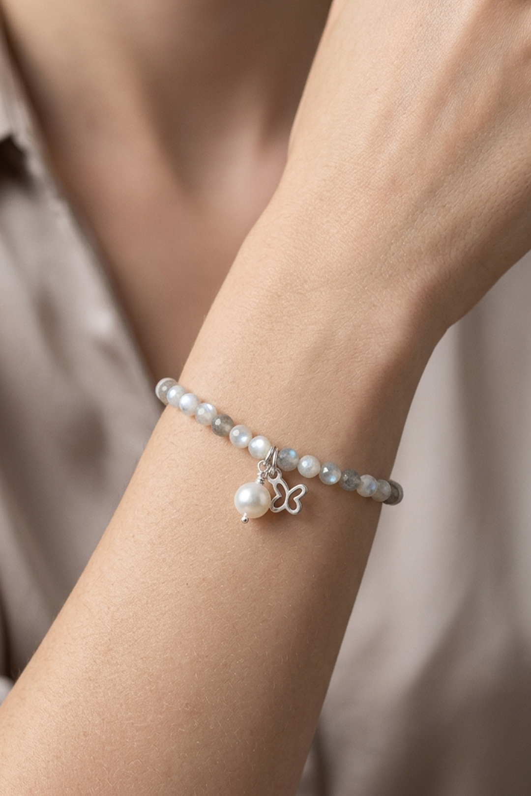 Pulsera Plata Esenciales 2026 River Shell con Mariposa y Perla - Tanya Moss