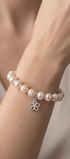 Pulsera Plata 925 Petit Perlas Blancas Y Charm Flor - Tanya Moss