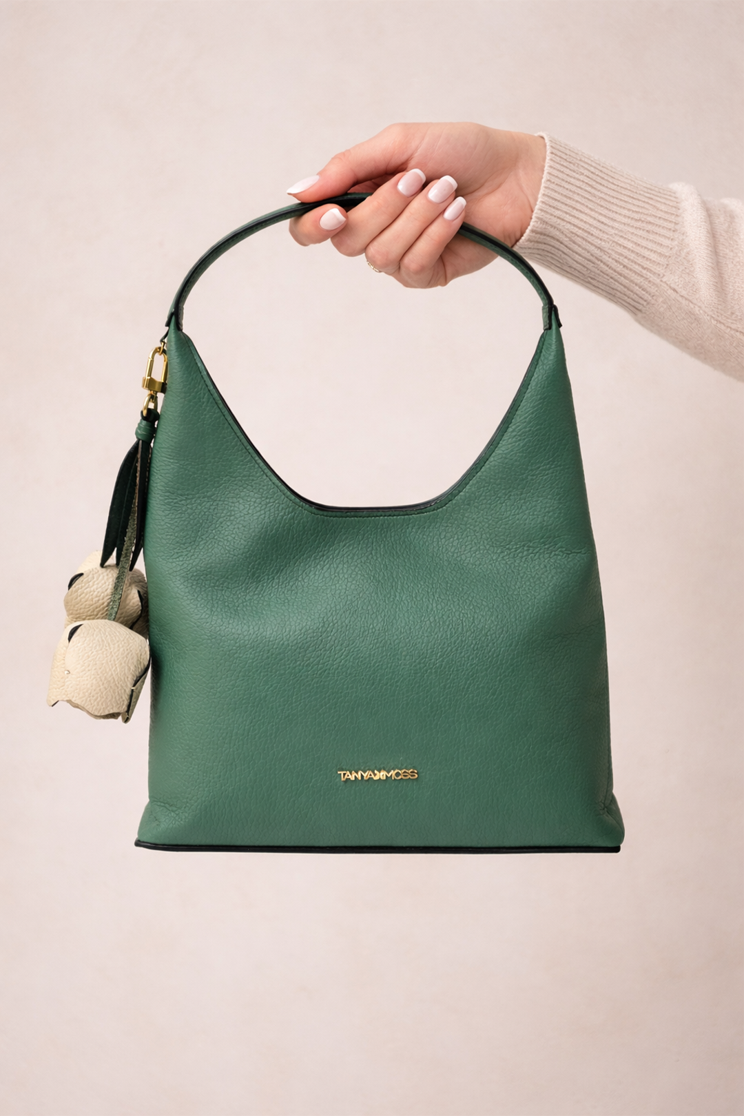 Bolsa Verde con Pétalos Dorados