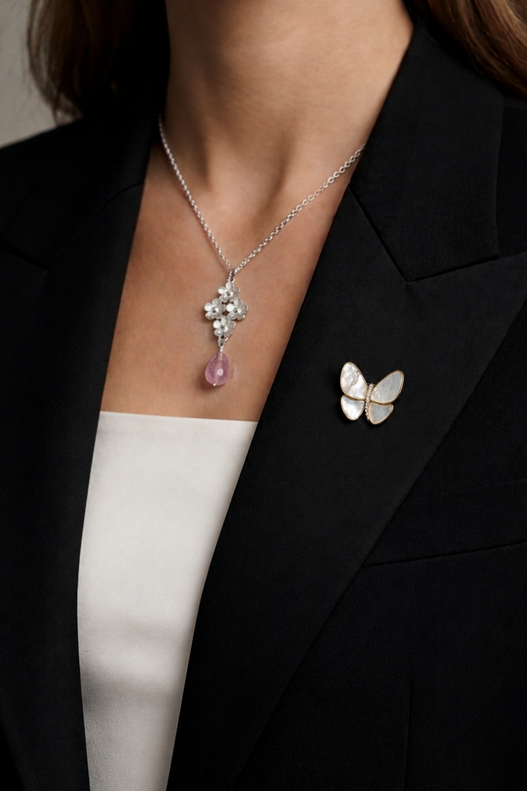 Prendedor de mariposa con madreperla